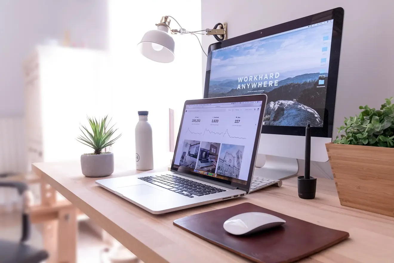 Computerarbeitsplatz mit Laptop und Bildschirm